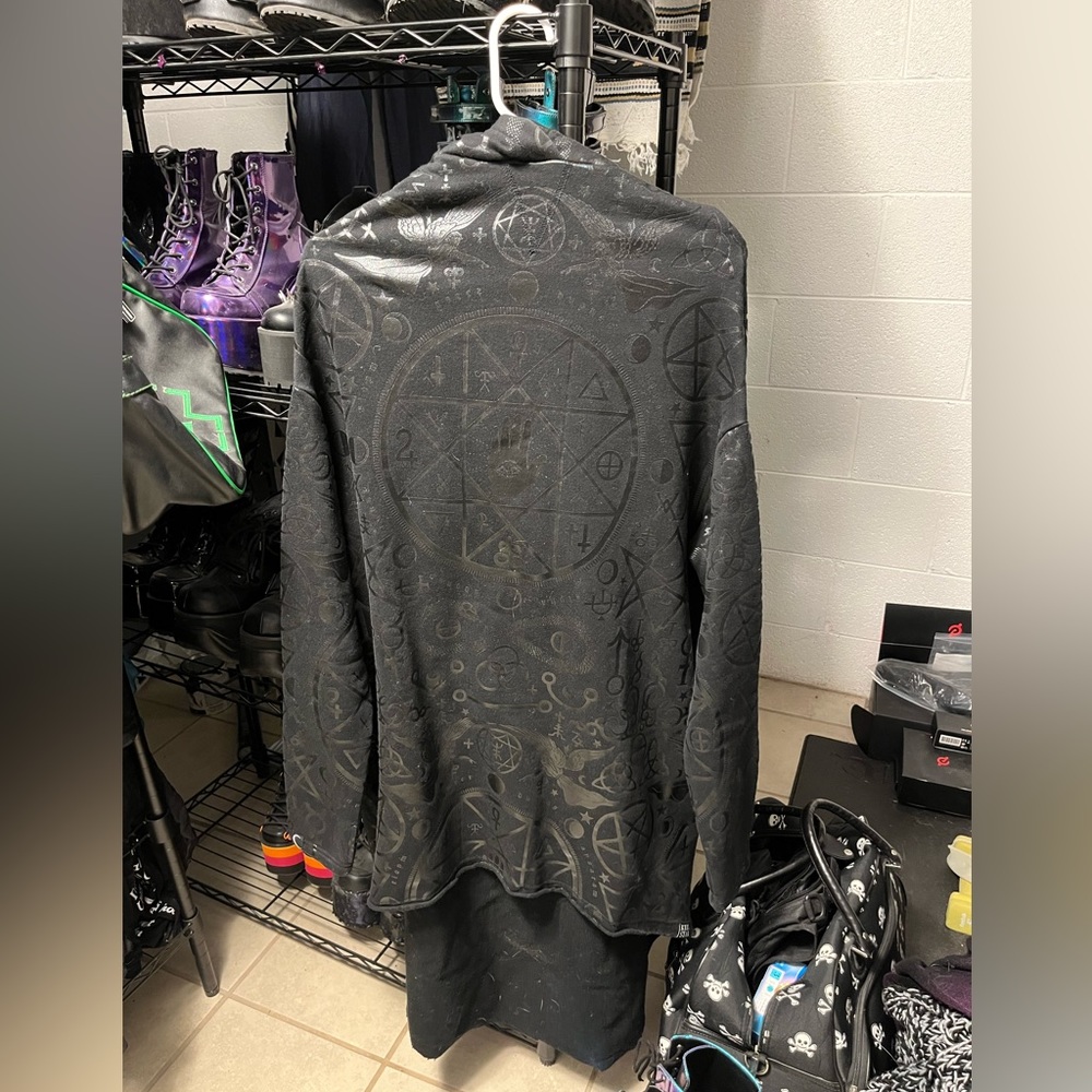 Discontinued long killstar hoodie women’s XS. Barely worn, no holes or rips.
